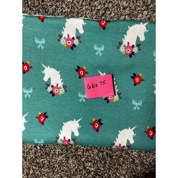 Unicorn fabric with sewing notions and patters - Picture 8 of 10